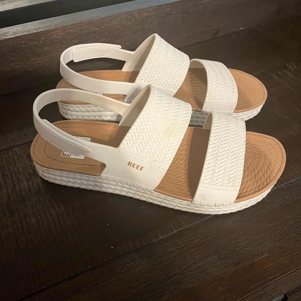 White Reef Size 10 sandals